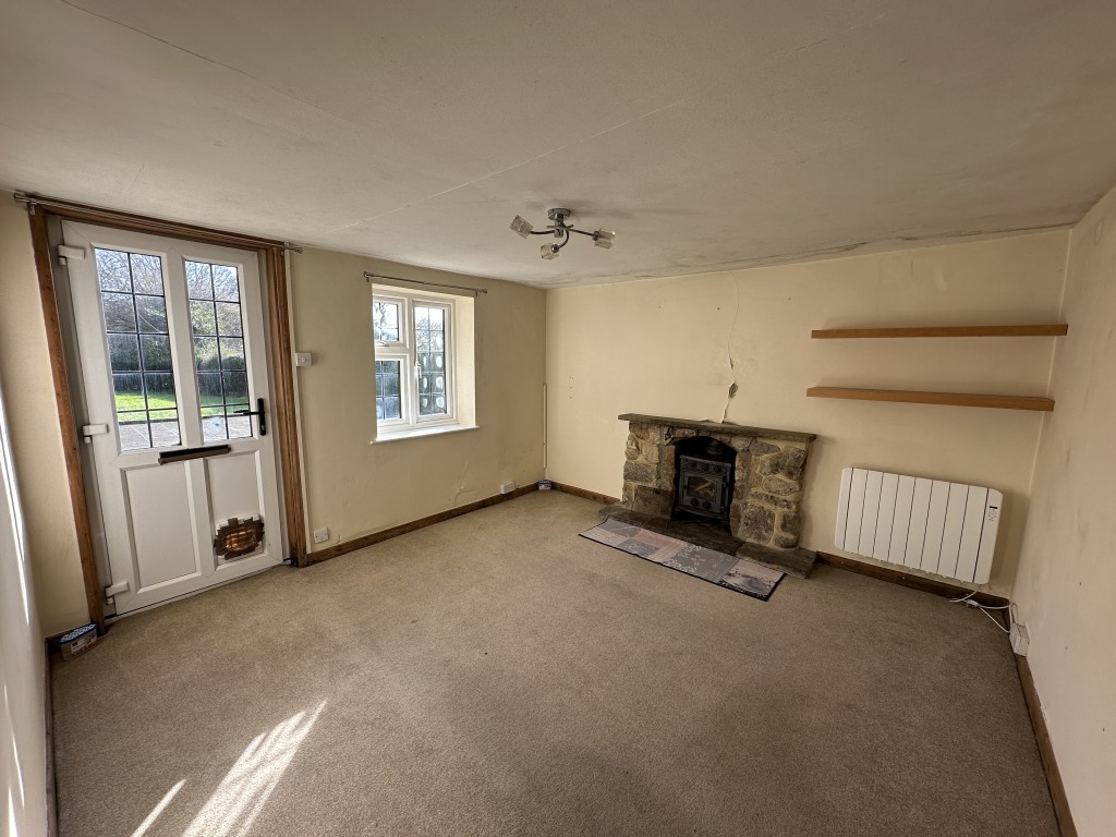 Lot: 135 - DETACHED COTTAGE FOR REFURBISHMENT ON 1.23 ACRES OF GROUNDS - Family Room with fireplace